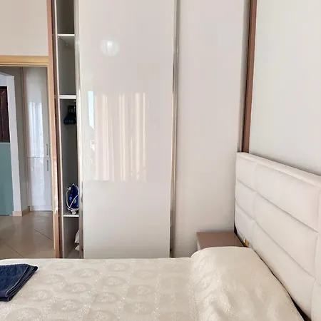 Sea View Apartment *